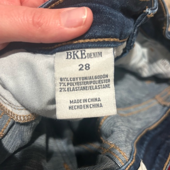 Ladies BKE capris. Cute and stylish. Size 28. Excellent condition - Picture 3 of 3